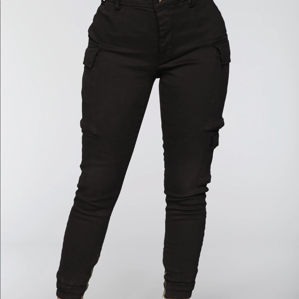 Fashion Nova Cargo Pants. NWT. Size XS